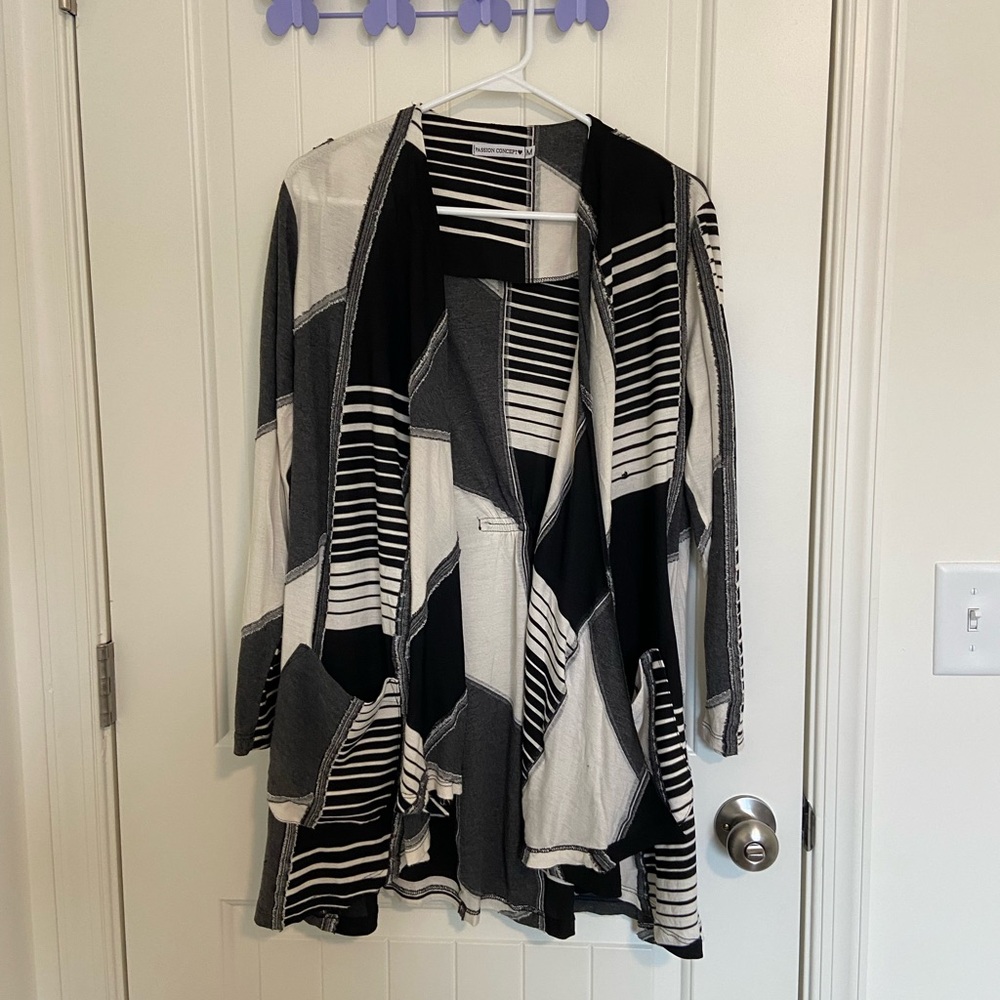 EUC Passion Concept women’s black white patch patterned‎ cinched open cardigan M